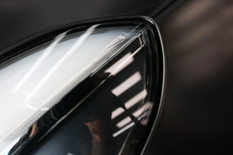 Tesla Model 3のカーラッピング事例|サテンブラックで事故復元 施工写真 1-3