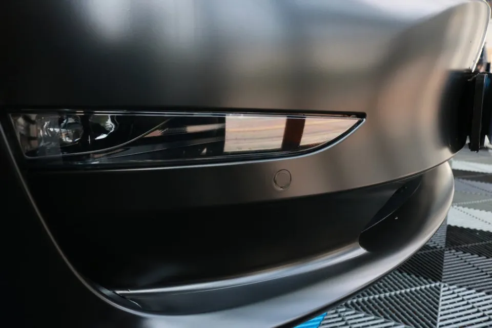 Tesla Model 3のカーラッピング事例|サテンブラックで事故復元 施工写真 2-3