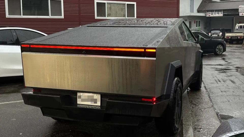 Tesla CybertruckのPPF施工事例 施工写真 2