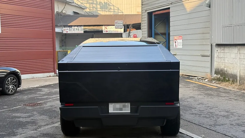 Tesla CybertruckのPPF施工事例 施工写真 4