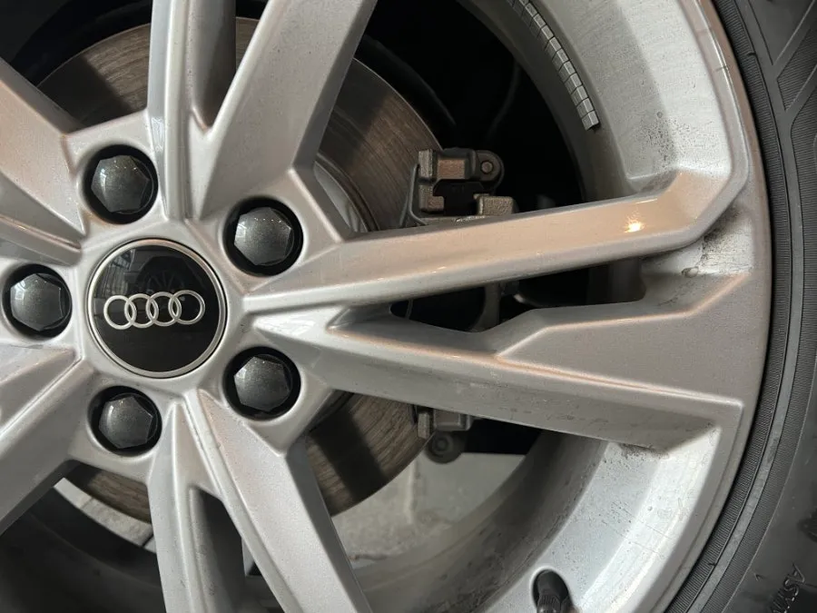 Audi Q3のホイールリペア・塗装事例 施工写真 1-2