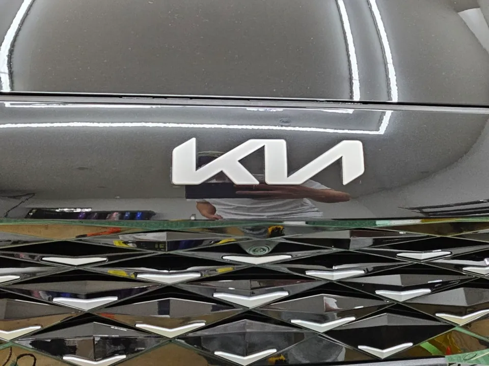 Kia K8のカーラッピング事例｜クローム除去とライト保護 施工写真 3-1