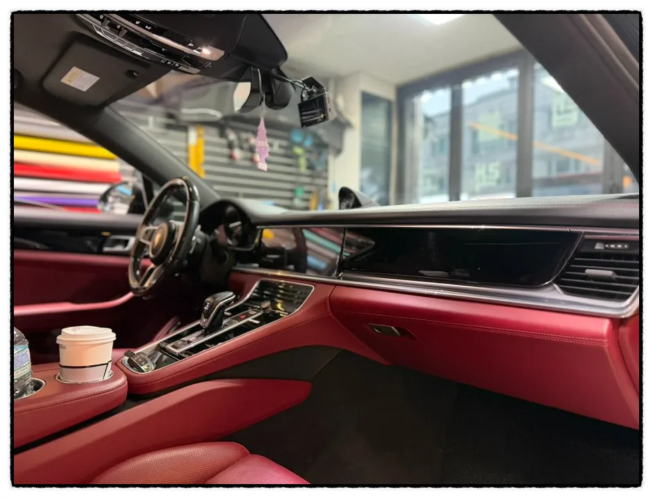 Porsche Panamera 4のドライブレコーダー取付事例 施工写真 2-1
