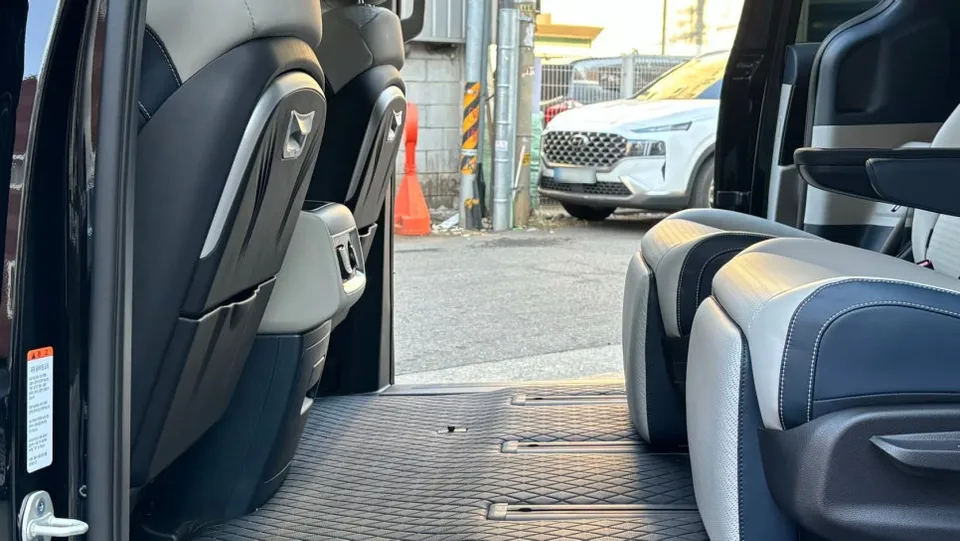 Kia Carnival interior customization - Kia Carnival Seatback Table Installation Review photo 3