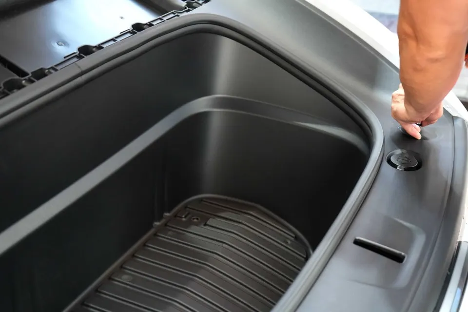 Tesla Model Y PPF施工事例|費用目安と仕上がり 施工写真 1-3