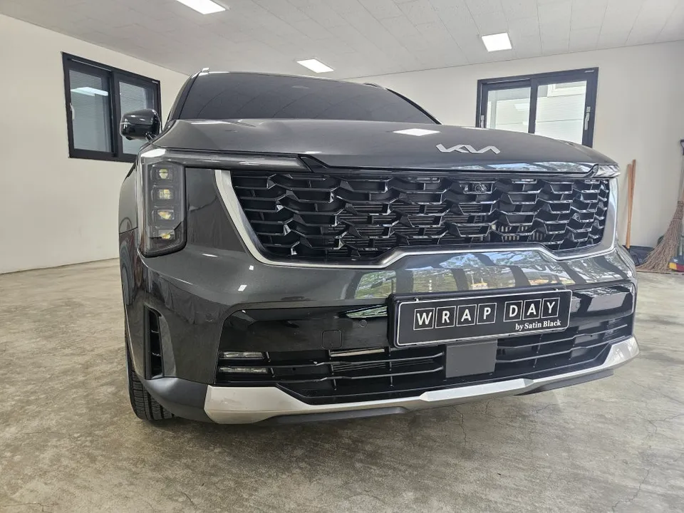 Kia Sorentoのカーフィルム施工事例|クロームラッピング 施工写真 2-1