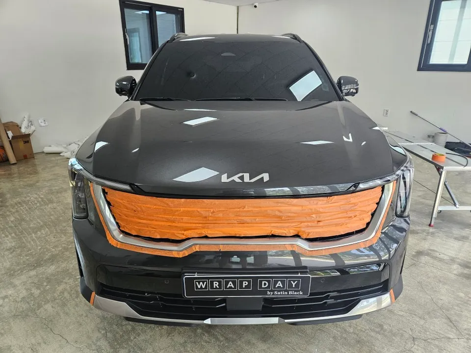 Kia Sorentoのカーフィルム施工事例|クロームラッピング 施工写真 1-3