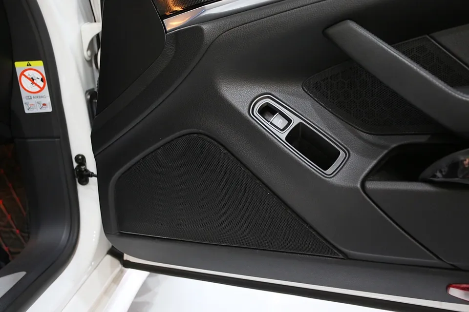 Porsche Panameraのカーオーディオ施工事例 施工写真 2-1