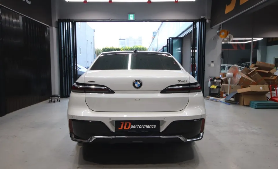 BMW 7 Series G70 施工事例：デュオトーンラッピング 施工写真 2-1