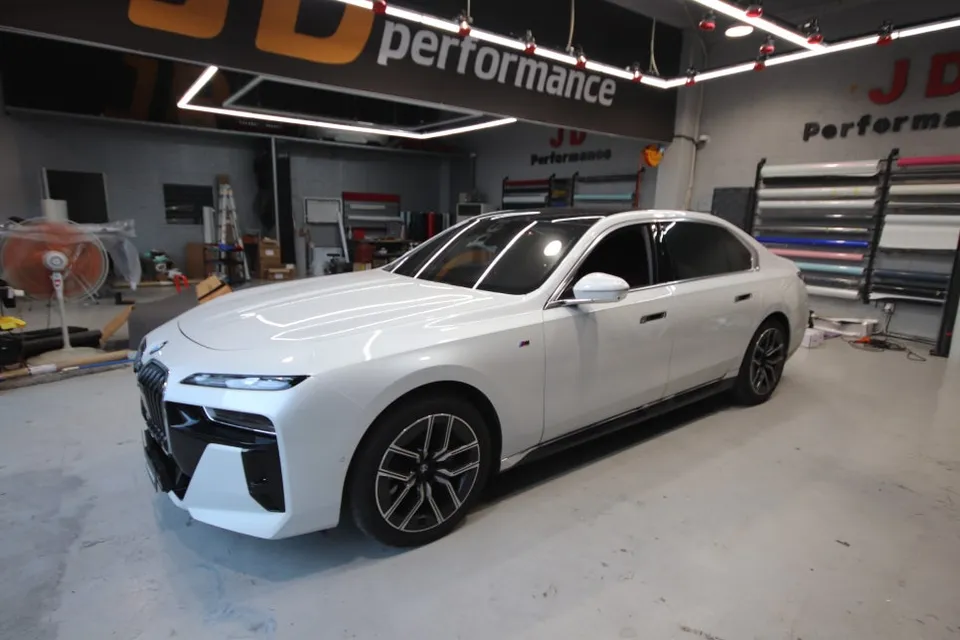 BMW 7 Series G70 施工事例：デュオトーンラッピング 施工写真 1-2