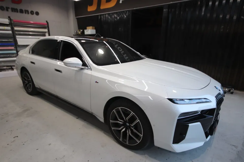 BMW 7 Series G70 施工事例：デュオトーンラッピング 施工写真 2-2