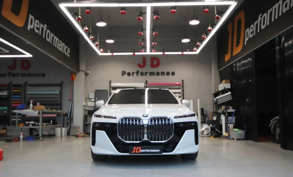 BMW 7 Series G70 施工事例：デュオトーンラッピング 施工写真 3-2