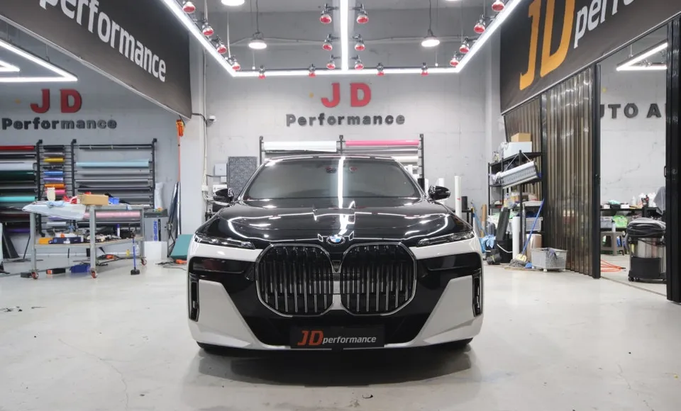 BMW 7 Series G70 施工事例：デュオトーンラッピング 施工写真 2-3