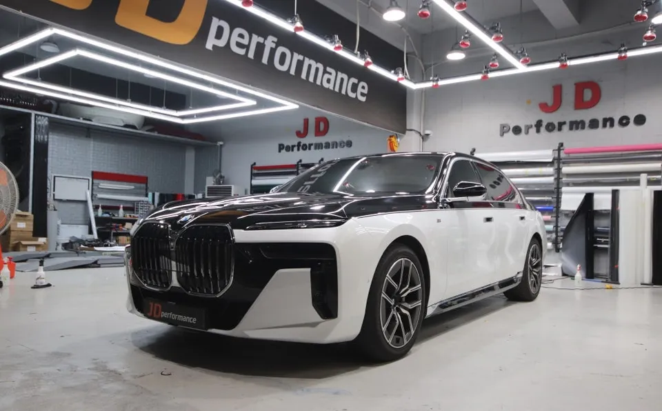 BMW 7 Series G70 施工事例：デュオトーンラッピング 施工写真 3-3