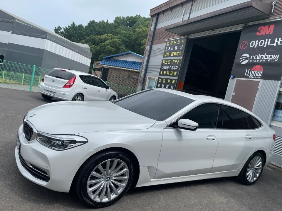BMW 6 Series GTのドライブレコーダー取付事例 施工写真 2-1