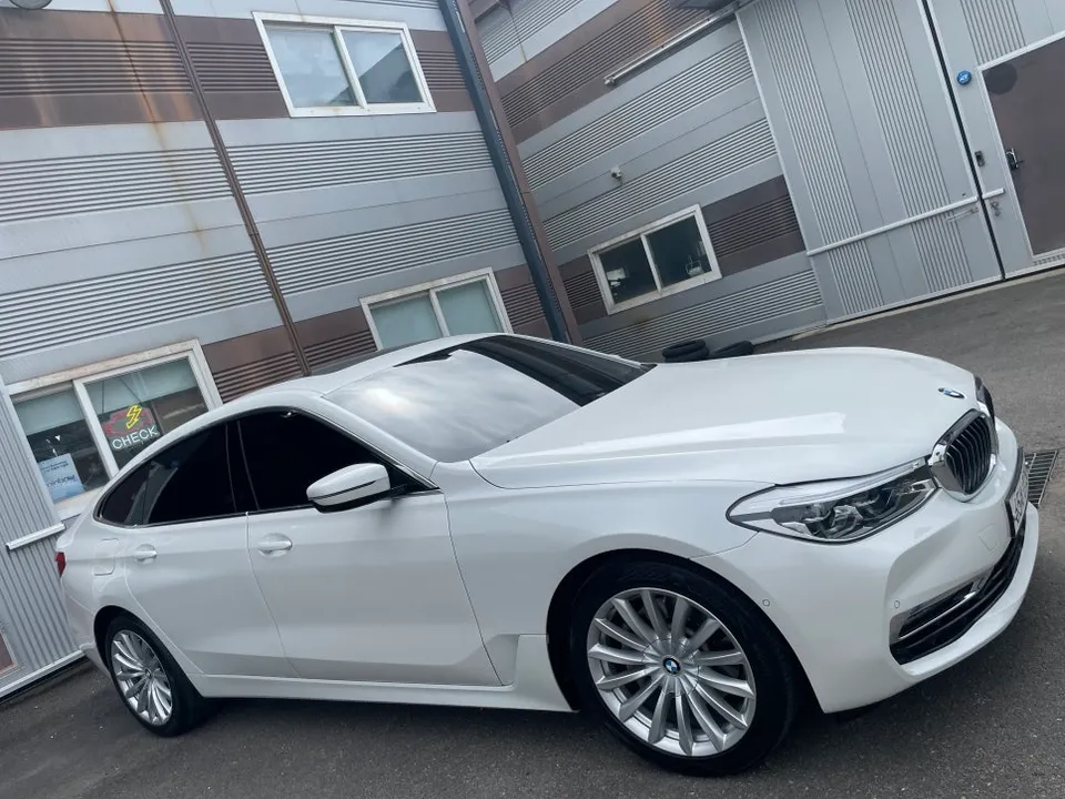 BMW 6 Series GTのドライブレコーダー取付事例 施工写真 3-1