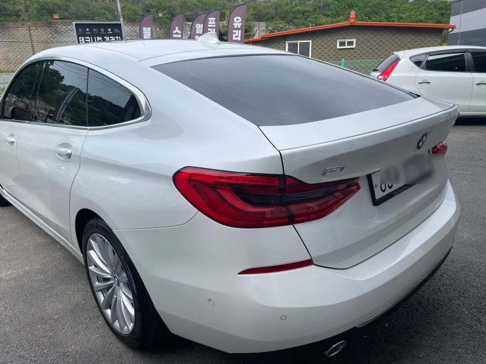 BMW 6 Series GTのドライブレコーダー取付事例 施工写真 4-1