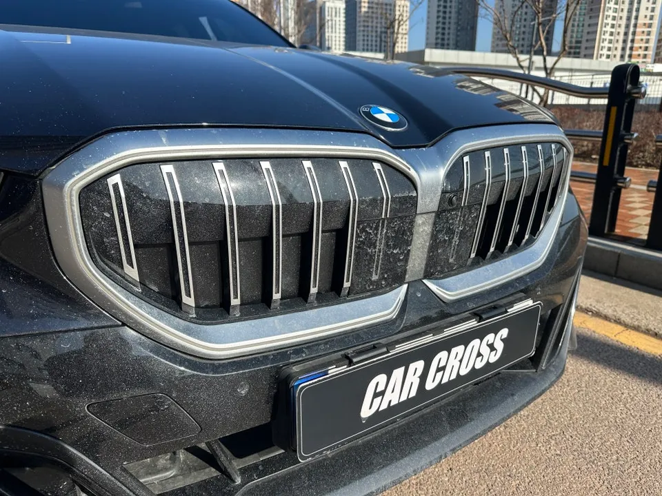 BMW G60 カーラッピング事例：キドニグリル交換なしのカスタム 施工写真 1-1