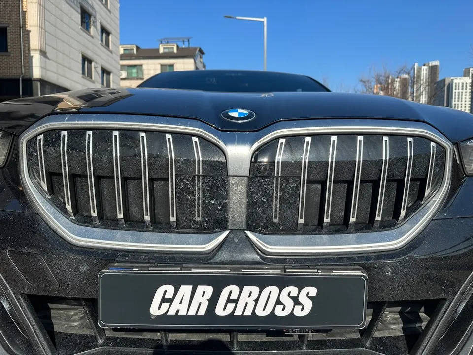 BMW G60 カーラッピング事例：キドニグリル交換なしのカスタム 施工写真 2-1