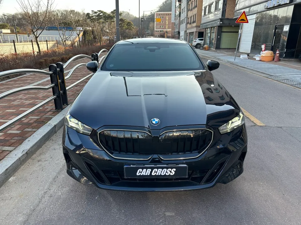 BMW G60 カーラッピング事例：キドニグリル交換なしのカスタム 施工写真 1-2