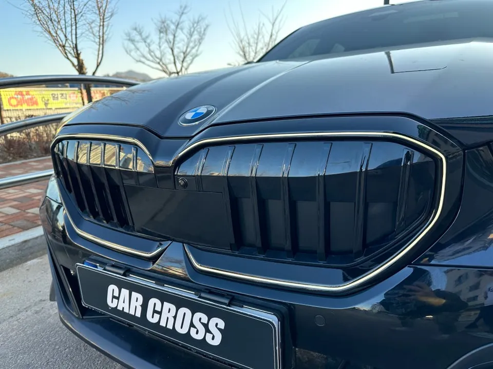 BMW G60 カーラッピング事例：キドニグリル交換なしのカスタム 施工写真 2-2