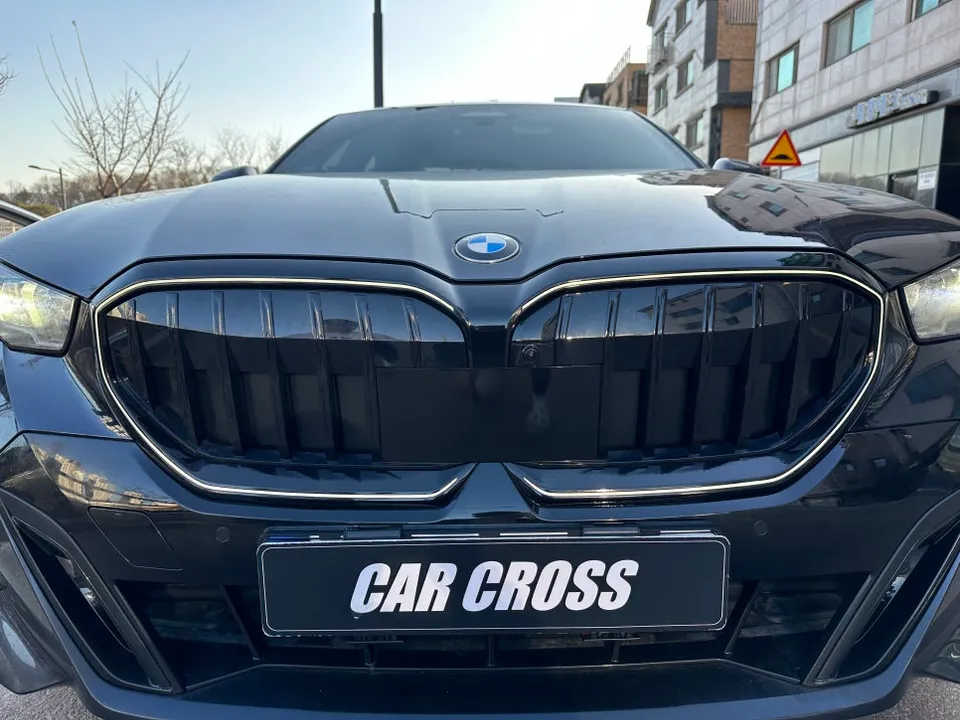 BMW G60 カーラッピング事例：キドニグリル交換なしのカスタム 施工写真 3-2