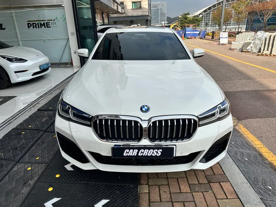 BMW G60 カーラッピング事例：キドニグリル交換なしのカスタム 施工写真 1-3