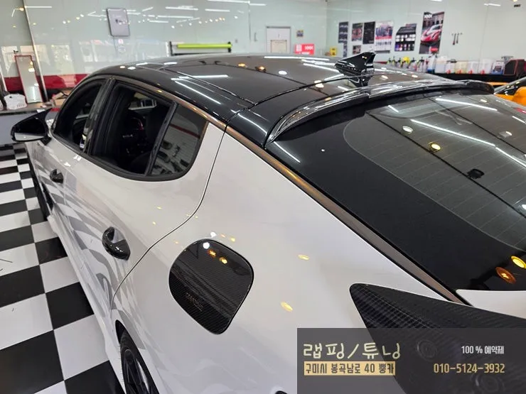 Kia Stingerのカーラッピング事例|窓枠モールをブラック化 施工写真 2-1
