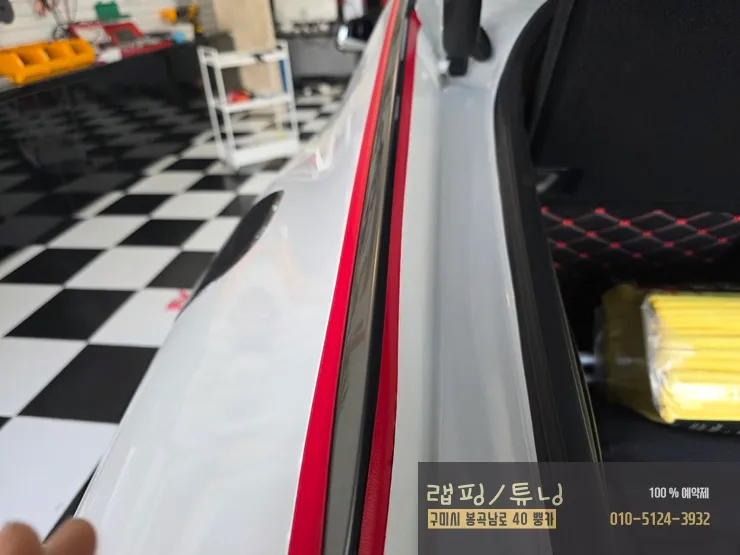 Kia Stingerのカーラッピング事例|窓枠モールをブラック化 施工写真 3-2