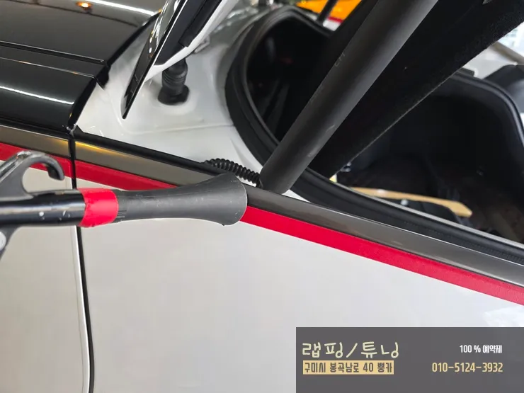Kia Stingerのカーラッピング事例|窓枠モールをブラック化 施工写真 1-3