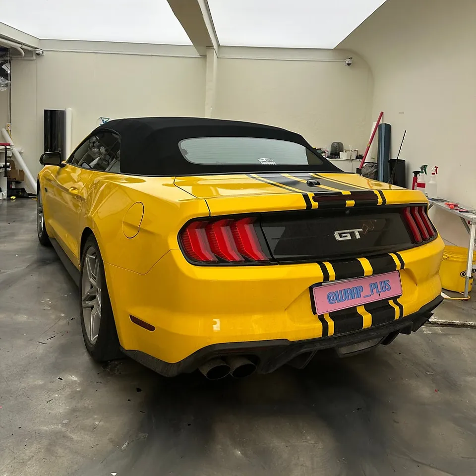 Ford Mustangのカーラッピング事例｜無 ll グレーの高級感 施工写真 2-1
