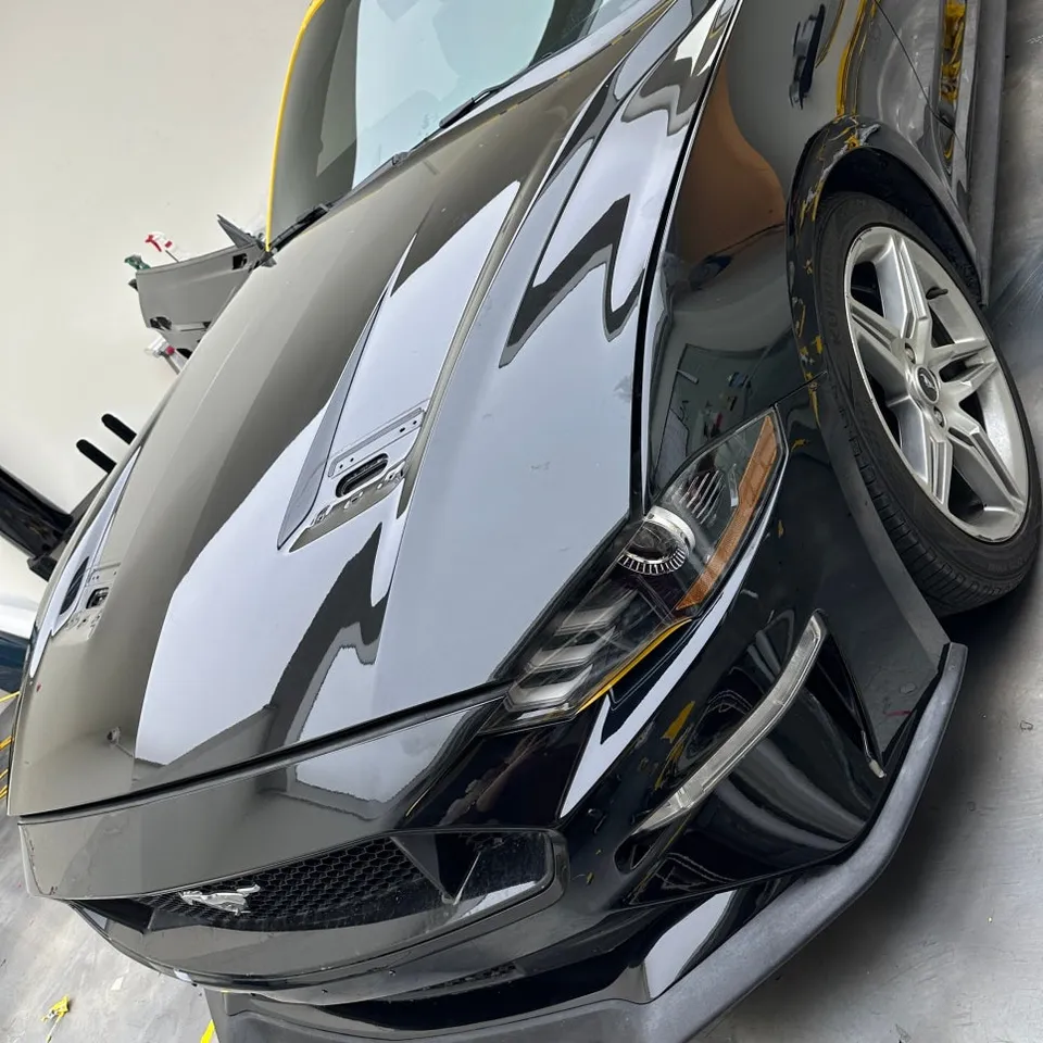 Ford Mustangのカーラッピング事例｜無 ll グレーの高級感 施工写真 2-2