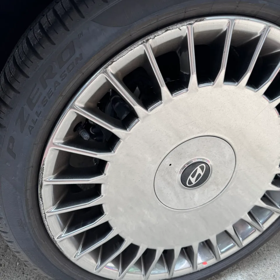 Hyundai Azeraのホイールリペア・塗装事例 施工写真 2