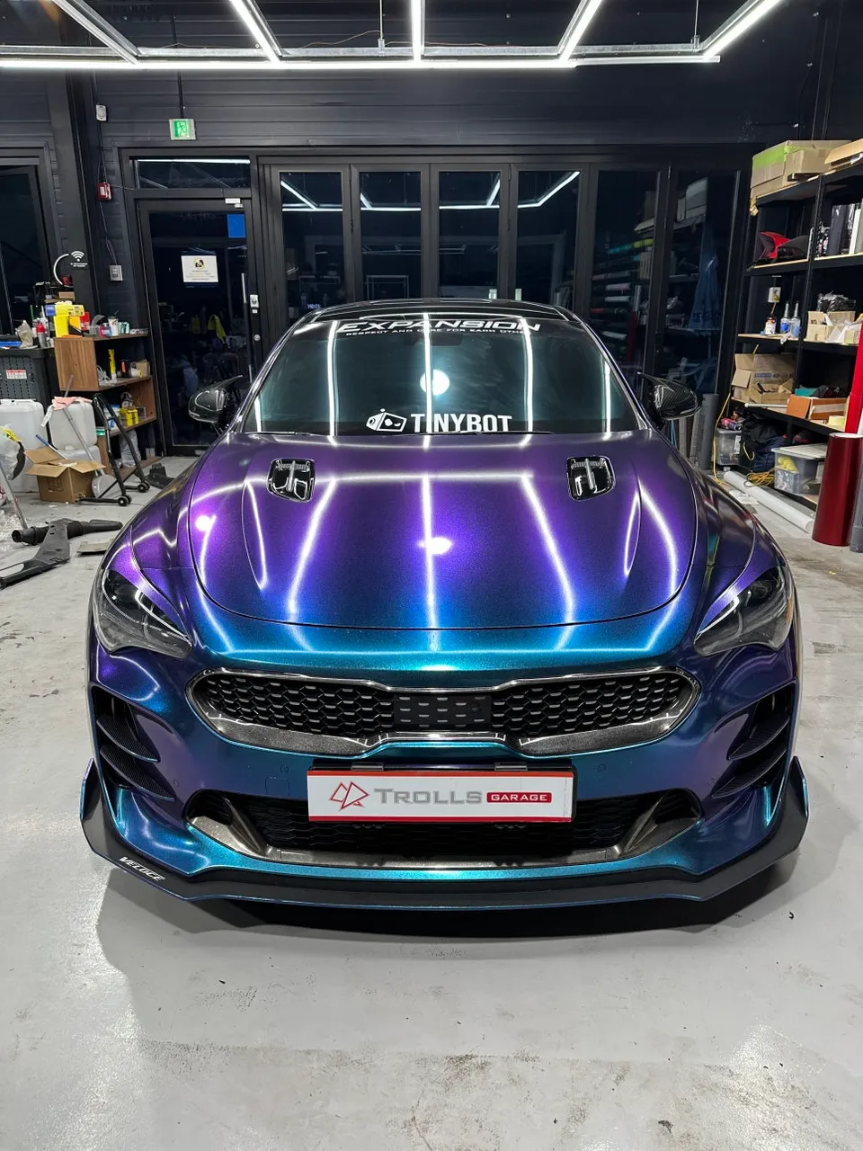 Kia Stingerのカーラッピング事例｜高光沢フィルムで高級感を演出 写真