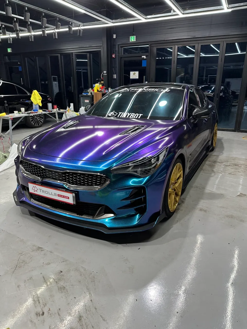 Kia Stingerのカーラッピング事例|高光沢フィルムで高級感を演出 施工写真 1-1
