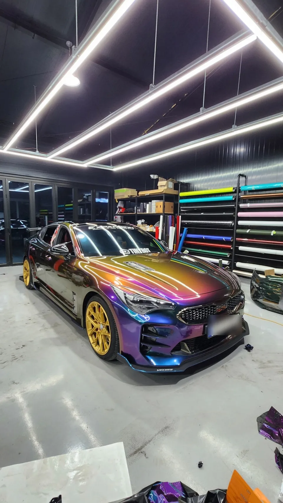 Kia Stingerのカーラッピング事例|高光沢フィルムで高級感を演出 施工写真 1-2