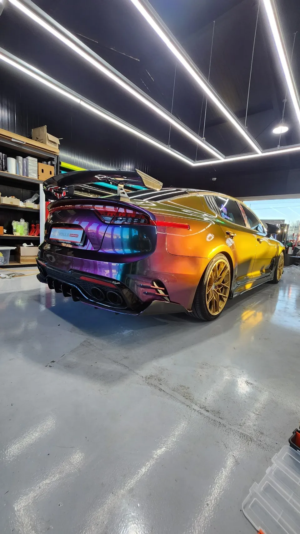 Kia Stingerのカーラッピング事例|高光沢フィルムで高級感を演出 施工写真 3-2