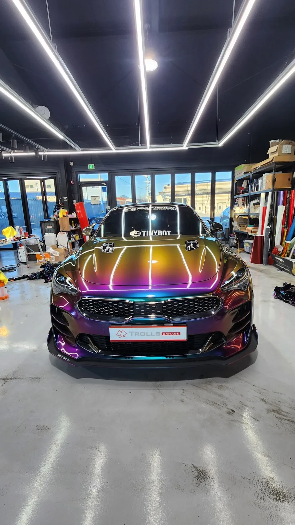 Kia Stingerのカーラッピング事例|高光沢フィルムで高級感を演出 施工写真 1-3