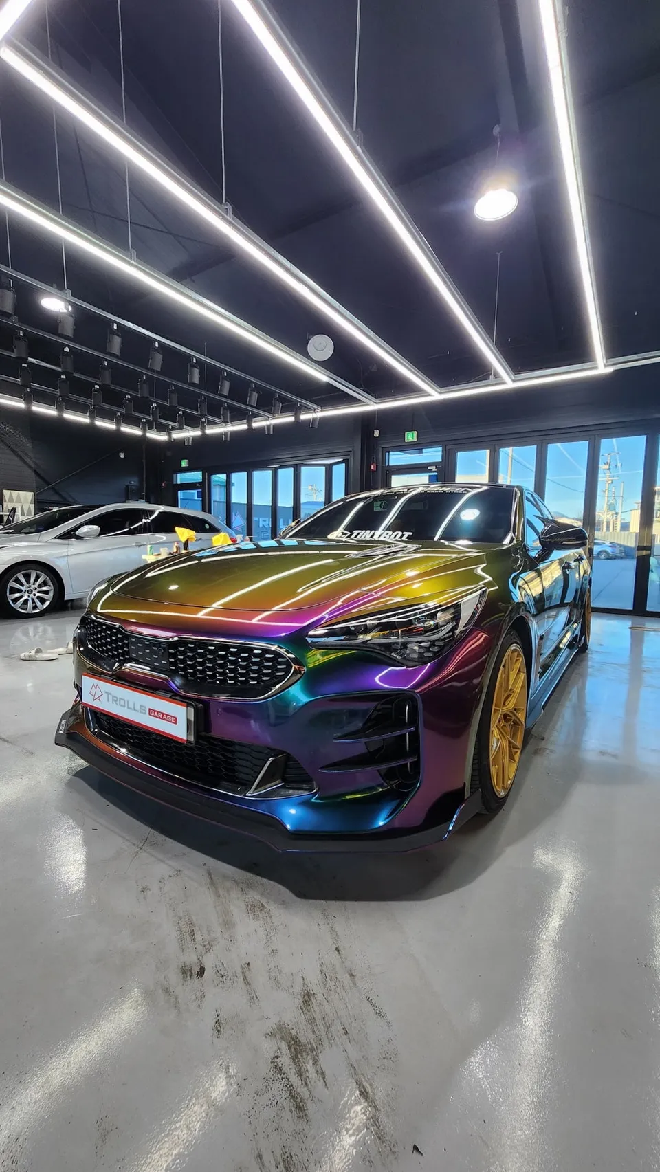 Kia Stingerのカーラッピング事例|高光沢フィルムで高級感を演出 施工写真 2-3