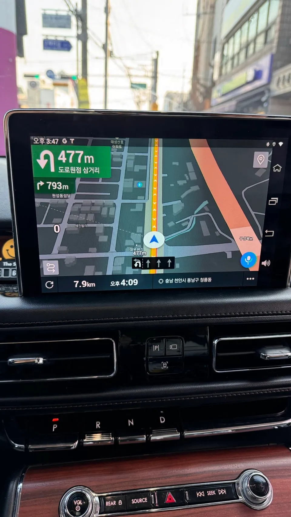 Lincoln AviatorのAndroid Auto・CarPlay取付事例 施工写真 4-2