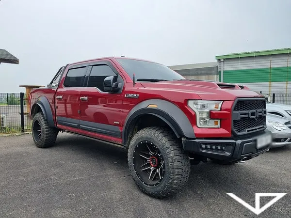 Ford F-150 interior customization - Ford F-150 Interior Customization Review: Deep Green Upgrade photo 3