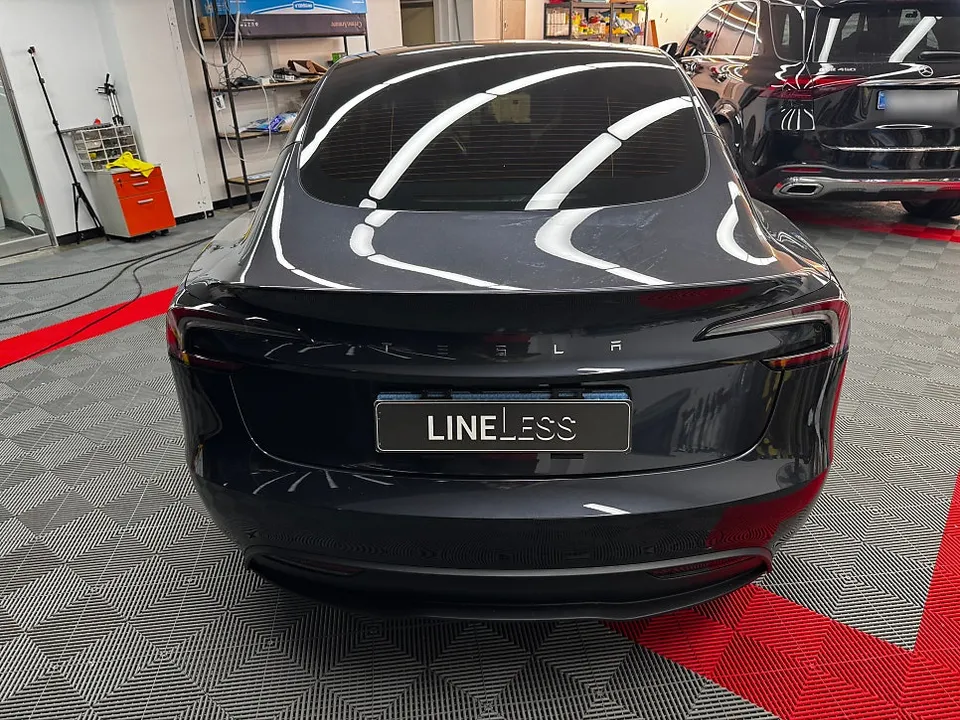 Tesla Model 3 PPF施工事例：ブラックフィルムで個性を演出 施工写真 2-1