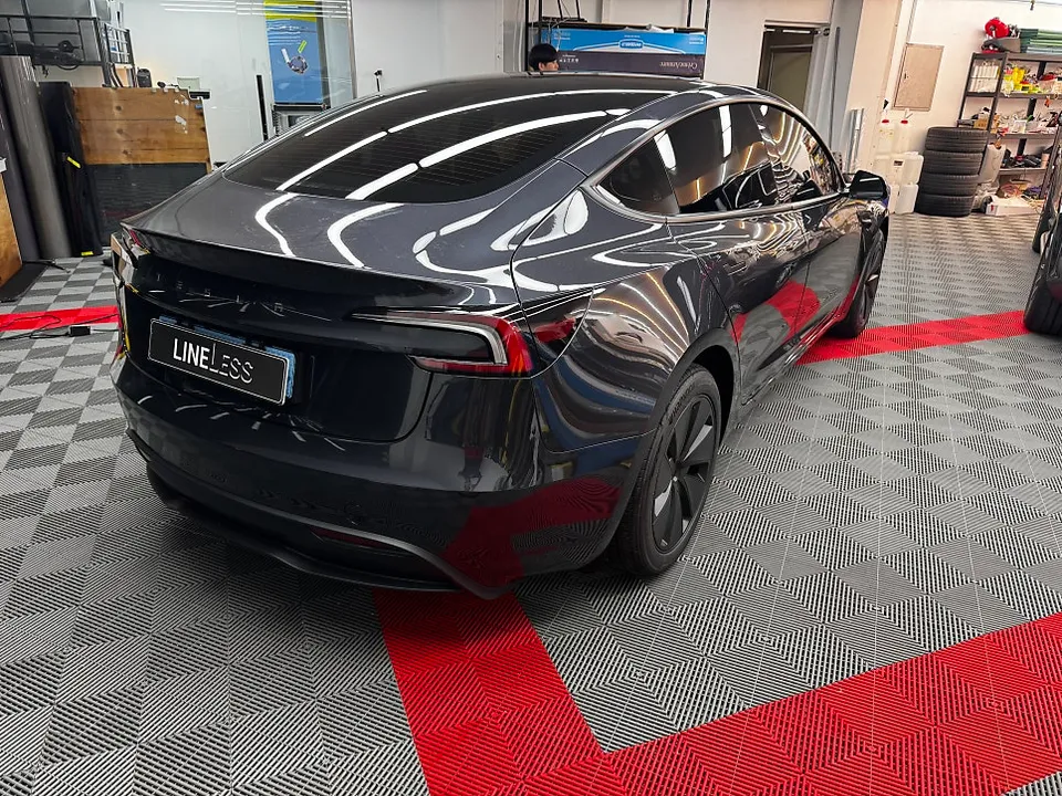 Tesla Model 3 PPF施工事例：ブラックフィルムで個性を演出 施工写真 3-1