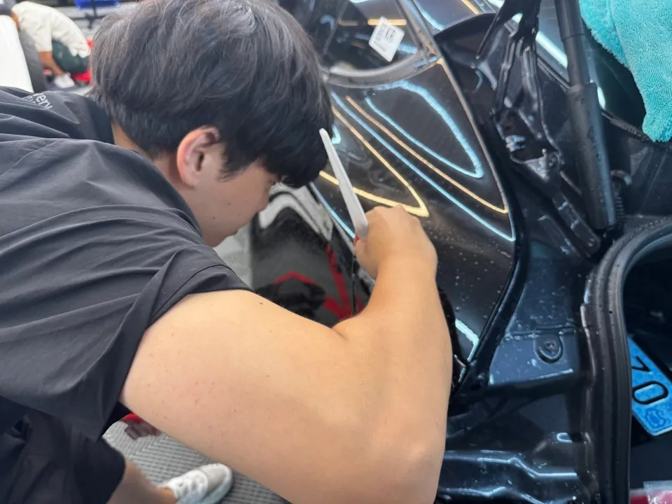 Tesla Model 3 PPF施工事例：ブラックフィルムで個性を演出 施工写真 1-3
