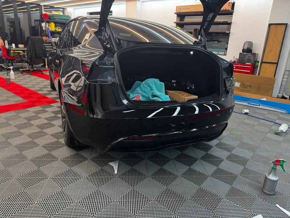 Tesla Model 3 PPF施工事例：ブラックフィルムで個性を演出 施工写真 3-3