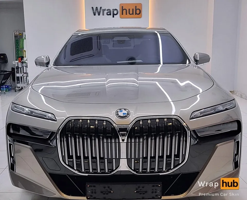 BMW 7 Seriesのカーラッピング事例｜デュオトーンで個性を演出 写真