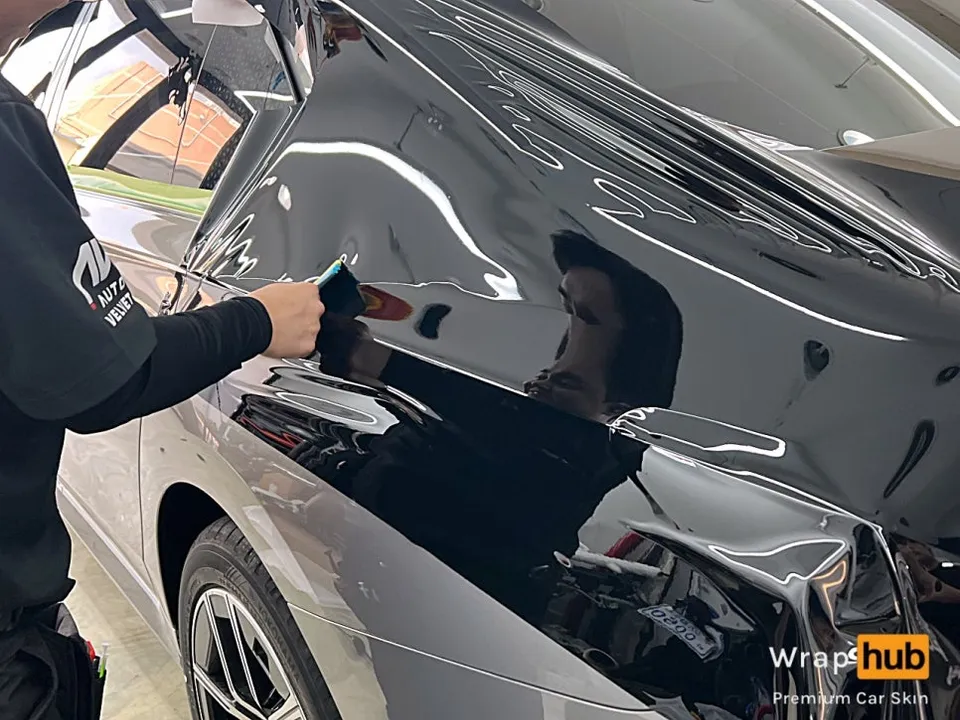 BMW 7 Seriesのカーラッピング事例｜デュオトーンで個性を演出 施工写真 2-2