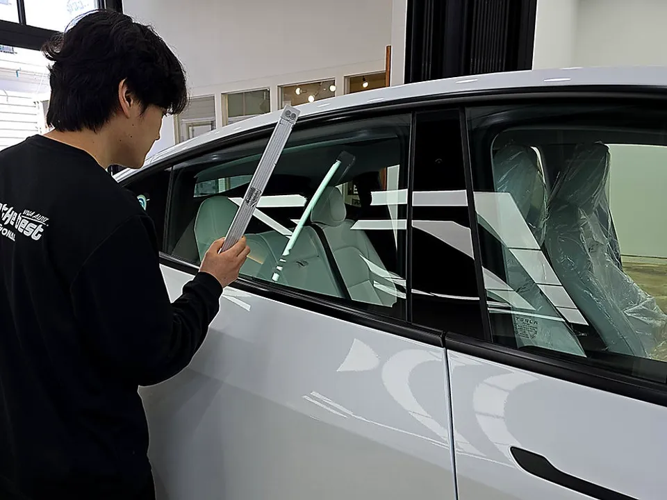 Tesla Model Yのカーフィルム施工事例:費用目安と仕上がり 施工写真 2-1