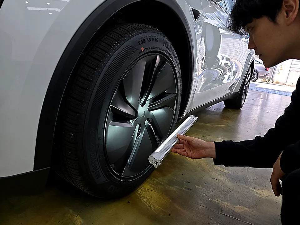 Tesla Model Yのカーフィルム施工事例:費用目安と仕上がり 施工写真 1-2