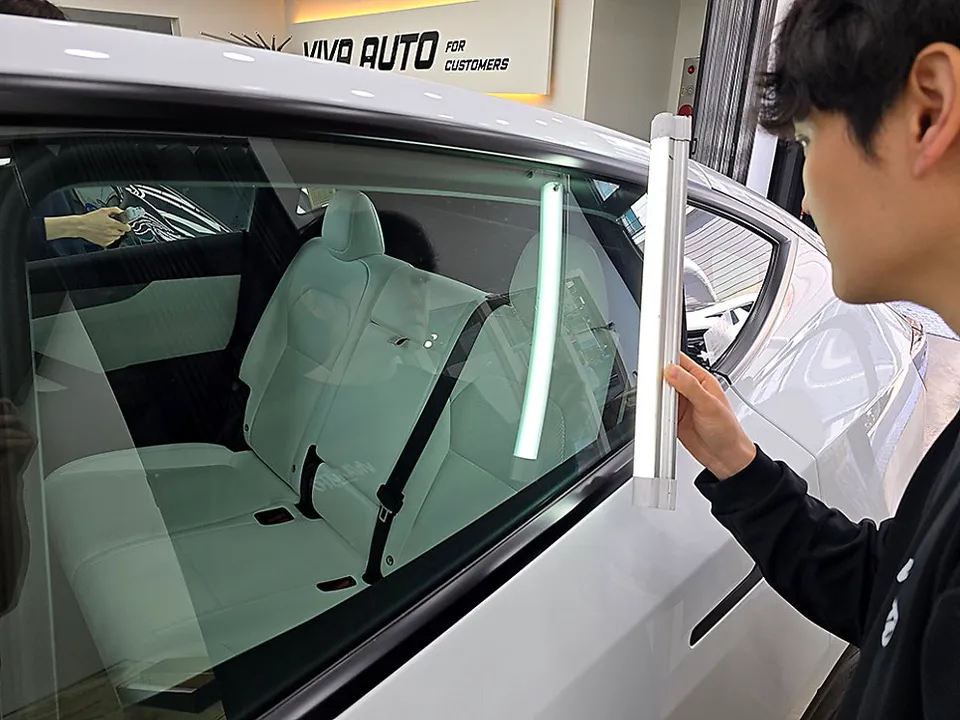 Tesla Model Yのカーフィルム施工事例:費用目安と仕上がり 施工写真 1-3